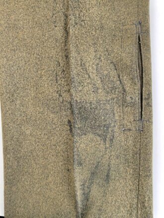 Luftwaffe, Hose für Angehörige der Fallschirmtruppe. 2. Modell mit zwei gleich grossen Gesäßtaschen und seitlichen Beintaschen. Getragenes Stück in gutem Gesamtzustand, war sicherlich mal eingefärbt und wurde entfärbt.