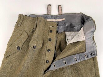 Luftwaffe, Hose für Angehörige der Fallschirmtruppe. 2. Modell mit zwei gleich grossen Gesäßtaschen und seitlichen Beintaschen. Getragenes Stück in gutem Gesamtzustand, war sicherlich mal eingefärbt und wurde entfärbt.