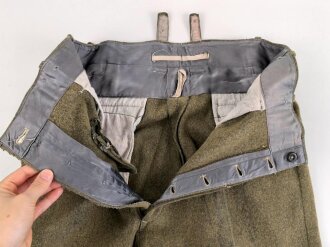 Luftwaffe, Hose für Angehörige der Fallschirmtruppe. 2. Modell mit zwei gleich grossen Gesäßtaschen und seitlichen Beintaschen. Getragenes Stück in gutem Gesamtzustand, war sicherlich mal eingefärbt und wurde entfärbt.