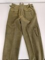 Luftwaffe, Hose für Angehörige der Fallschirmtruppe. 2. Modell mit zwei gleich grossen Gesäßtaschen und seitlichen Beintaschen. Getragenes Stück in gutem Gesamtzustand, war sicherlich mal eingefärbt und wurde entfärbt.