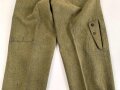 Luftwaffe, Hose für Angehörige der Fallschirmtruppe. 2. Modell mit zwei gleich grossen Gesäßtaschen und seitlichen Beintaschen. Getragenes Stück in gutem Gesamtzustand, war sicherlich mal eingefärbt und wurde entfärbt.