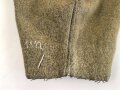 Luftwaffe, Hose für Angehörige der Fallschirmtruppe. 2. Modell mit zwei gleich grossen Gesäßtaschen und seitlichen Beintaschen. Getragenes Stück in gutem Gesamtzustand, war sicherlich mal eingefärbt und wurde entfärbt.