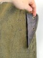 Luftwaffe, Hose für Angehörige der Fallschirmtruppe. 2. Modell mit zwei gleich grossen Gesäßtaschen und seitlichen Beintaschen. Getragenes Stück in gutem Gesamtzustand, war sicherlich mal eingefärbt und wurde entfärbt.