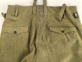 Luftwaffe, Hose für Angehörige der Fallschirmtruppe. 2. Modell mit zwei gleich grossen Gesäßtaschen und seitlichen Beintaschen. Getragenes Stück in gutem Gesamtzustand, war sicherlich mal eingefärbt und wurde entfärbt.
