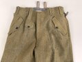 Luftwaffe, Hose für Angehörige der Fallschirmtruppe. 2. Modell mit zwei gleich grossen Gesäßtaschen und seitlichen Beintaschen. Getragenes Stück in gutem Gesamtzustand, war sicherlich mal eingefärbt und wurde entfärbt.