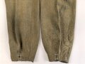 Luftwaffe, Hose für Angehörige der Fallschirmtruppe. 2. Modell mit zwei gleich grossen Gesäßtaschen und seitlichen Beintaschen. Getragenes Stück in gutem Gesamtzustand, war sicherlich mal eingefärbt und wurde entfärbt.