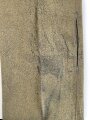 Luftwaffe, Hose für Angehörige der Fallschirmtruppe. 2. Modell mit zwei gleich grossen Gesäßtaschen und seitlichen Beintaschen. Getragenes Stück in gutem Gesamtzustand, war sicherlich mal eingefärbt und wurde entfärbt.