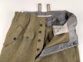Luftwaffe, Hose für Angehörige der Fallschirmtruppe. 2. Modell mit zwei gleich grossen Gesäßtaschen und seitlichen Beintaschen. Getragenes Stück in gutem Gesamtzustand, war sicherlich mal eingefärbt und wurde entfärbt.