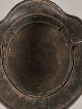 Luftwaffe, Stahlhelm Modell 1940. Innenfutter und Kinnriemen fehlen, ein Riss oben, Emblem original, das Hakenkreuz zu etwa 85% erhalten. Ungereinigtes Stück, Q64, Originallack graugrün für Angehörige der Felddivisionen