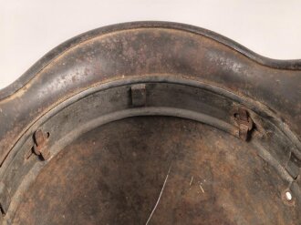 Luftwaffe, Stahlhelm Modell 1940. Innenfutter und Kinnriemen fehlen, ein Riss oben, Emblem original, das Hakenkreuz zu etwa 85% erhalten. Ungereinigtes Stück, Q64, Originallack graugrün für Angehörige der Felddivisionen