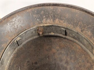 Luftwaffe, Stahlhelm Modell 1940. Innenfutter und Kinnriemen fehlen, ein Riss oben, Emblem original, das Hakenkreuz zu etwa 85% erhalten. Ungereinigtes Stück, Q64, Originallack graugrün für Angehörige der Felddivisionen