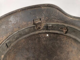 Luftwaffe, Stahlhelm Modell 1940. Innenfutter und Kinnriemen fehlen, ein Riss oben, Emblem original, das Hakenkreuz zu etwa 85% erhalten. Ungereinigtes Stück, Q64, Originallack graugrün für Angehörige der Felddivisionen