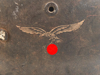 Luftwaffe, Stahlhelm Modell 1940. Innenfutter und Kinnriemen fehlen, ein Riss oben, Emblem original, das Hakenkreuz zu etwa 85% erhalten. Ungereinigtes Stück, Q64, Originallack graugrün für Angehörige der Felddivisionen
