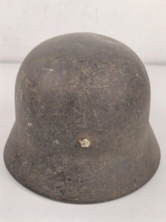 Luftwaffe, Stahlhelm Modell 1940. Innenfutter und Kinnriemen fehlen, ein Riss oben, Emblem original, das Hakenkreuz zu etwa 85% erhalten. Ungereinigtes Stück, Q64, Originallack graugrün für Angehörige der Felddivisionen