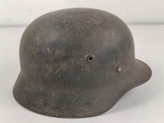 Luftwaffe, Stahlhelm Modell 1940. Innenfutter und Kinnriemen fehlen, ein Riss oben, Emblem original, das Hakenkreuz zu etwa 85% erhalten. Ungereinigtes Stück, Q64, Originallack graugrün für Angehörige der Felddivisionen