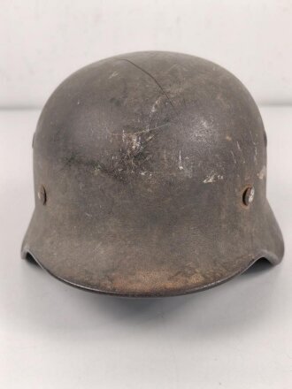 Luftwaffe, Stahlhelm Modell 1940. Innenfutter und Kinnriemen fehlen, ein Riss oben, Emblem original, das Hakenkreuz zu etwa 85% erhalten. Ungereinigtes Stück, Q64, Originallack graugrün für Angehörige der Felddivisionen