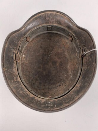 Luftwaffe, Stahlhelm Modell 1940. Innenfutter und Kinnriemen fehlen, ein Riss oben, Emblem original, das Hakenkreuz zu etwa 85% erhalten. Ungereinigtes Stück, Q64, Originallack graugrün für Angehörige der Felddivisionen
