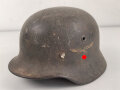 Luftwaffe, Stahlhelm Modell 1940. Innenfutter und Kinnriemen fehlen, ein Riss oben, Emblem original, das Hakenkreuz zu etwa 85% erhalten. Ungereinigtes Stück, Q64, Originallack graugrün für Angehörige der Felddivisionen