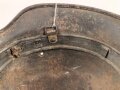 Luftwaffe, Stahlhelm Modell 1940. Innenfutter und Kinnriemen fehlen, ein Riss oben, Emblem original, das Hakenkreuz zu etwa 85% erhalten. Ungereinigtes Stück, Q64, Originallack graugrün für Angehörige der Felddivisionen