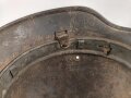 Luftwaffe, Stahlhelm Modell 1940. Innenfutter und Kinnriemen fehlen, ein Riss oben, Emblem original, das Hakenkreuz zu etwa 85% erhalten. Ungereinigtes Stück, Q64, Originallack graugrün für Angehörige der Felddivisionen