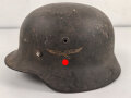 Luftwaffe, Stahlhelm Modell 1940. Innenfutter und Kinnriemen fehlen, ein Riss oben, Emblem original, das Hakenkreuz zu etwa 85% erhalten. Ungereinigtes Stück, Q64, Originallack graugrün für Angehörige der Felddivisionen