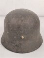 Luftwaffe, Stahlhelm Modell 1940. Innenfutter und Kinnriemen fehlen, ein Riss oben, Emblem original, das Hakenkreuz zu etwa 85% erhalten. Ungereinigtes Stück, Q64, Originallack graugrün für Angehörige der Felddivisionen