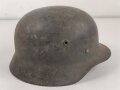 Luftwaffe, Stahlhelm Modell 1940. Innenfutter und Kinnriemen fehlen, ein Riss oben, Emblem original, das Hakenkreuz zu etwa 85% erhalten. Ungereinigtes Stück, Q64, Originallack graugrün für Angehörige der Felddivisionen