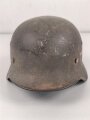Luftwaffe, Stahlhelm Modell 1940. Innenfutter und Kinnriemen fehlen, ein Riss oben, Emblem original, das Hakenkreuz zu etwa 85% erhalten. Ungereinigtes Stück, Q64, Originallack graugrün für Angehörige der Felddivisionen