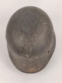 Luftwaffe, Stahlhelm Modell 1940. Innenfutter und Kinnriemen fehlen, ein Riss oben, Emblem original, das Hakenkreuz zu etwa 85% erhalten. Ungereinigtes Stück, Q64, Originallack graugrün für Angehörige der Felddivisionen