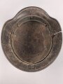 Luftwaffe, Stahlhelm Modell 1940. Innenfutter und Kinnriemen fehlen, ein Riss oben, Emblem original, das Hakenkreuz zu etwa 85% erhalten. Ungereinigtes Stück, Q64, Originallack graugrün für Angehörige der Felddivisionen