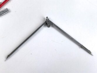 Luftwaffe, Zirkel, Radiergummi und zwei Stifte, gehört so in den "Behälter für Navigations- Lehr- und Übungsgerät Fl 98000"