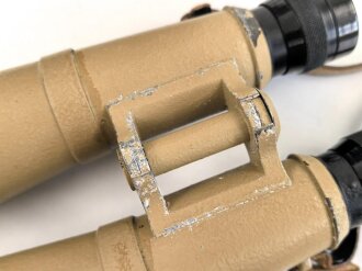 Dienstglas DF 10 x 50 Wehrmacht, sandfarbener Originallack, " kurze Variante" von bmj. Klare Durchsicht, an zugehörigem Trageriemen, in behälter aus Ersatzmaterial, dieser ebenfalls mit zugehörigem Trageriemen