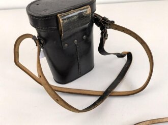 Dienstglas DF 10 x 50 Wehrmacht, sandfarbener Originallack, " kurze Variante" von bmj. Klare Durchsicht, an zugehörigem Trageriemen, in behälter aus Ersatzmaterial, dieser ebenfalls mit zugehörigem Trageriemen
