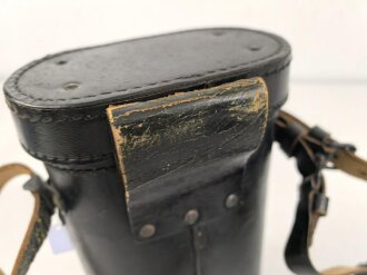 Dienstglas DF 10 x 50 Wehrmacht, sandfarbener Originallack, " kurze Variante" von bmj. Klare Durchsicht, an zugehörigem Trageriemen, in behälter aus Ersatzmaterial, dieser ebenfalls mit zugehörigem Trageriemen
