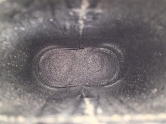 Dienstglas DF 10 x 50 Wehrmacht, sandfarbener Originallack, " kurze Variante" von bmj. Klare Durchsicht, an zugehörigem Trageriemen, in behälter aus Ersatzmaterial, dieser ebenfalls mit zugehörigem Trageriemen