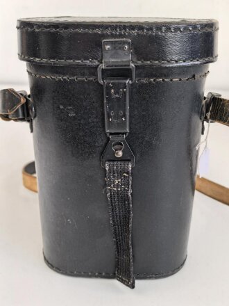 Dienstglas DF 10 x 50 Wehrmacht, sandfarbener Originallack, " kurze Variante" von bmj. Klare Durchsicht, an zugehörigem Trageriemen, in behälter aus Ersatzmaterial, dieser ebenfalls mit zugehörigem Trageriemen
