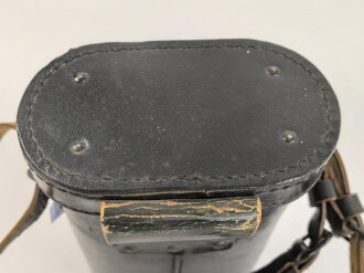 Dienstglas DF 10 x 50 Wehrmacht, sandfarbener Originallack, " kurze Variante" von bmj. Klare Durchsicht, an zugehörigem Trageriemen, in behälter aus Ersatzmaterial, dieser ebenfalls mit zugehörigem Trageriemen