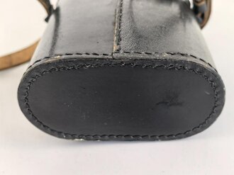 Dienstglas DF 10 x 50 Wehrmacht, sandfarbener Originallack, " kurze Variante" von bmj. Klare Durchsicht, an zugehörigem Trageriemen, in behälter aus Ersatzmaterial, dieser ebenfalls mit zugehörigem Trageriemen