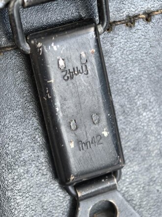 Dienstglas DF 10 x 50 Wehrmacht, sandfarbener Originallack, " kurze Variante" von bmj. Klare Durchsicht, an zugehörigem Trageriemen, in behälter aus Ersatzmaterial, dieser ebenfalls mit zugehörigem Trageriemen