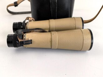 Dienstglas DF 10 x 50 Wehrmacht, sandfarbener Originallack, " kurze Variante" von bmj. Klare Durchsicht, an zugehörigem Trageriemen, in behälter aus Ersatzmaterial, dieser ebenfalls mit zugehörigem Trageriemen