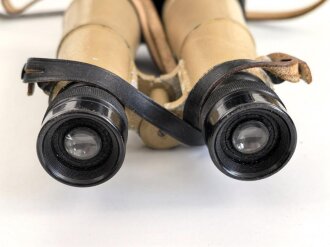 Dienstglas DF 10 x 50 Wehrmacht, sandfarbener Originallack, " kurze Variante" von bmj. Klare Durchsicht, an zugehörigem Trageriemen, in behälter aus Ersatzmaterial, dieser ebenfalls mit zugehörigem Trageriemen