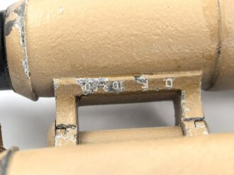 Dienstglas DF 10 x 50 Wehrmacht, sandfarbener Originallack, " kurze Variante" von bmj. Klare Durchsicht, an zugehörigem Trageriemen, in behälter aus Ersatzmaterial, dieser ebenfalls mit zugehörigem Trageriemen