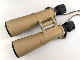 Dienstglas DF 10 x 50 Wehrmacht, sandfarbener Originallack, " kurze Variante" von bmj. Klare Durchsicht, an zugehörigem Trageriemen, in behälter aus Ersatzmaterial, dieser ebenfalls mit zugehörigem Trageriemen