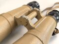 Dienstglas DF 10 x 50 Wehrmacht, sandfarbener Originallack, " kurze Variante" von bmj. Klare Durchsicht, an zugehörigem Trageriemen, in behälter aus Ersatzmaterial, dieser ebenfalls mit zugehörigem Trageriemen