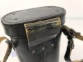 Dienstglas DF 10 x 50 Wehrmacht, sandfarbener Originallack, " kurze Variante" von bmj. Klare Durchsicht, an zugehörigem Trageriemen, in behälter aus Ersatzmaterial, dieser ebenfalls mit zugehörigem Trageriemen