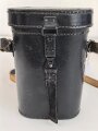 Dienstglas DF 10 x 50 Wehrmacht, sandfarbener Originallack, " kurze Variante" von bmj. Klare Durchsicht, an zugehörigem Trageriemen, in behälter aus Ersatzmaterial, dieser ebenfalls mit zugehörigem Trageriemen