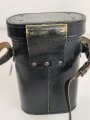 Dienstglas DF 10 x 50 Wehrmacht, sandfarbener Originallack, " kurze Variante" von bmj. Klare Durchsicht, an zugehörigem Trageriemen, in behälter aus Ersatzmaterial, dieser ebenfalls mit zugehörigem Trageriemen