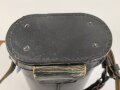 Dienstglas DF 10 x 50 Wehrmacht, sandfarbener Originallack, " kurze Variante" von bmj. Klare Durchsicht, an zugehörigem Trageriemen, in behälter aus Ersatzmaterial, dieser ebenfalls mit zugehörigem Trageriemen