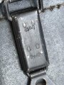 Dienstglas DF 10 x 50 Wehrmacht, sandfarbener Originallack, " kurze Variante" von bmj. Klare Durchsicht, an zugehörigem Trageriemen, in behälter aus Ersatzmaterial, dieser ebenfalls mit zugehörigem Trageriemen