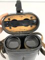 Dienstglas DF 10 x 50 Wehrmacht, sandfarbener Originallack, " kurze Variante" von bmj. Klare Durchsicht, an zugehörigem Trageriemen, in behälter aus Ersatzmaterial, dieser ebenfalls mit zugehörigem Trageriemen